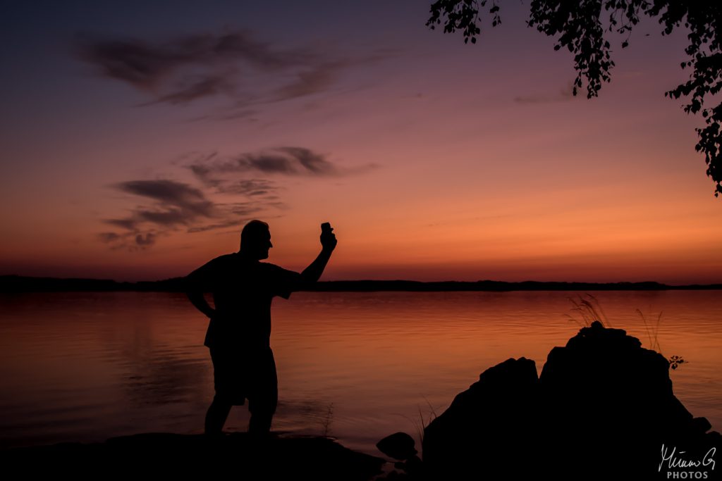 Auringonlaskun aikaan Saimaan rannalla