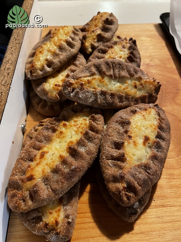 Äidin tekemät karjalanpiirakat jouluksi