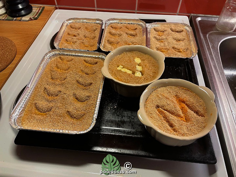 Jouluruoat menossa uuniin