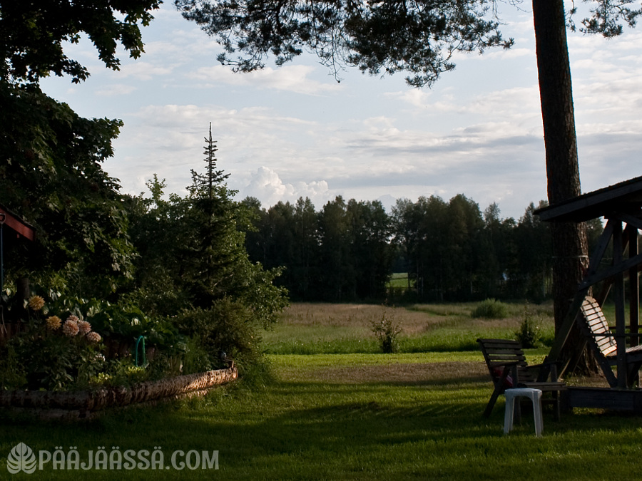 Unimaisema avautui pihalta pellolle