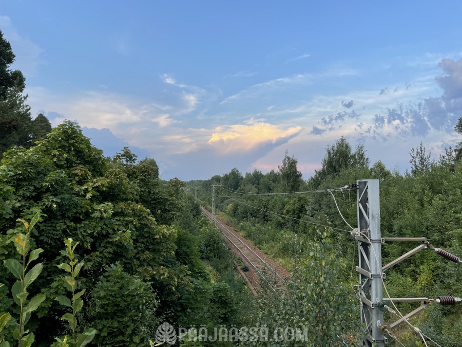 Kesäinen maisema junaradan sillalta 2022