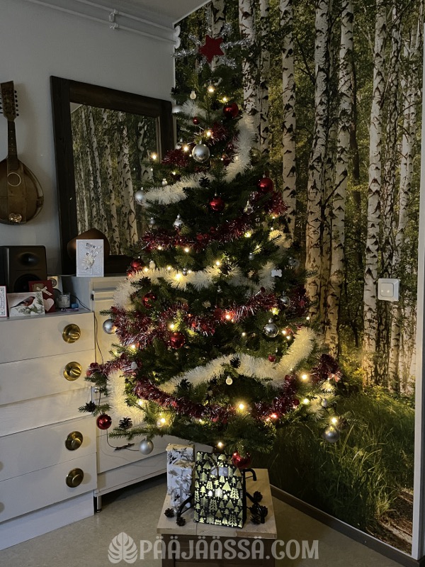 Joulukuusi on koristeltu