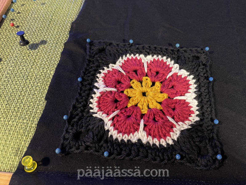 Käsityöprojekti virkatuista afrikankukkasista