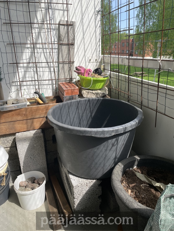 Paljunurkkauksen siivous aloitettu mutta vielä vähän kesken.