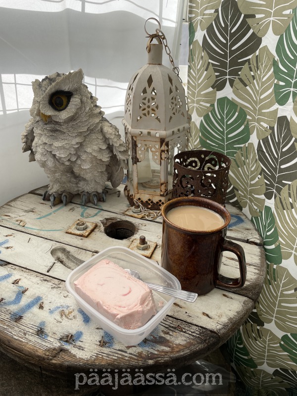 Viikko alkaa parvekkeella kahvittelulla