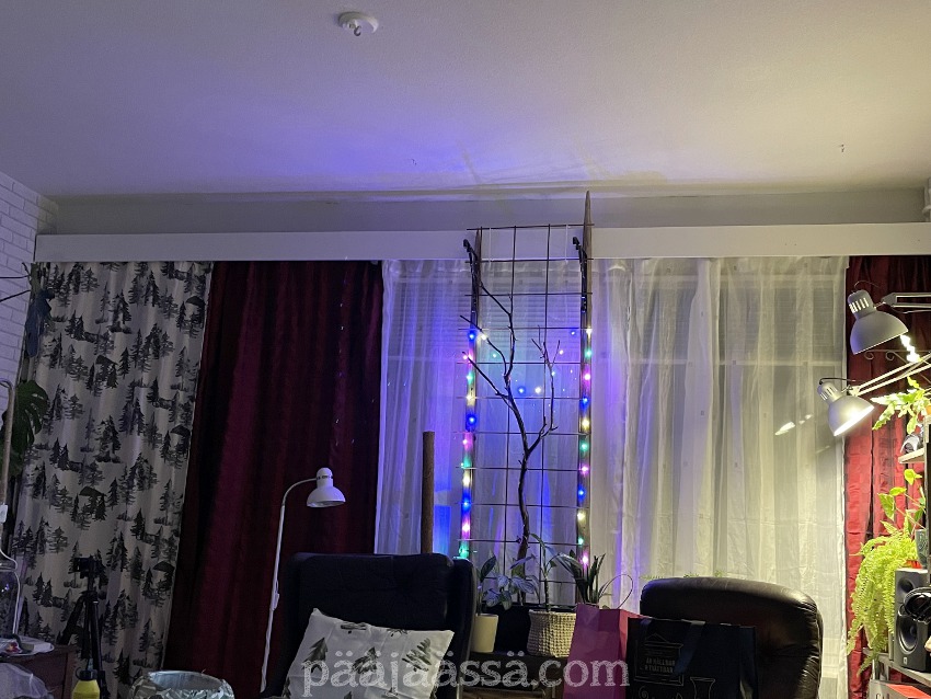 Jouluvalot heinäseipäissä