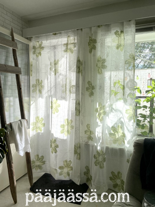 Kesäiset kotikulta-verhot olohuoneessa
