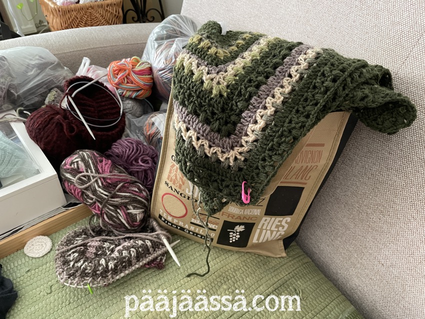 Syyskuun käsityöprojektina poncho 7 veljestä langasta