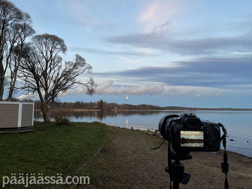 Superkuuta 6.11.2025 kuvaamassa Immalanjärven Lietteen uimarannalla